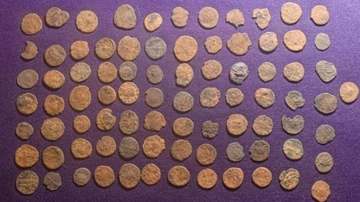 Video: Detektoristé na klubové hledačce našli poklad římských mincí a stříbrné náramky